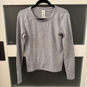 Athleta long sleeve ribbed crew top in a light grey color Size M